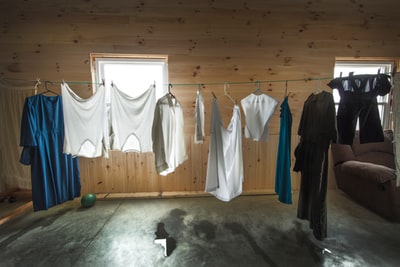 白色礼服衬衫挂在棕色的木柜子
